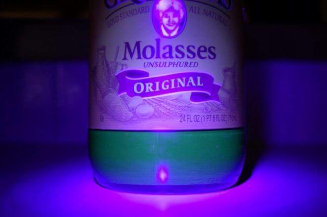 Molasses fluoresces