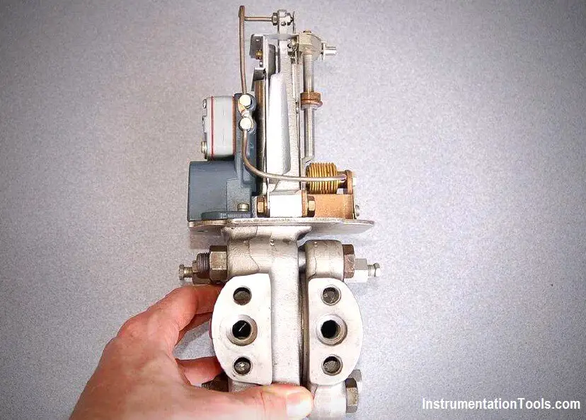 Pneumatic differential pressure transmitter