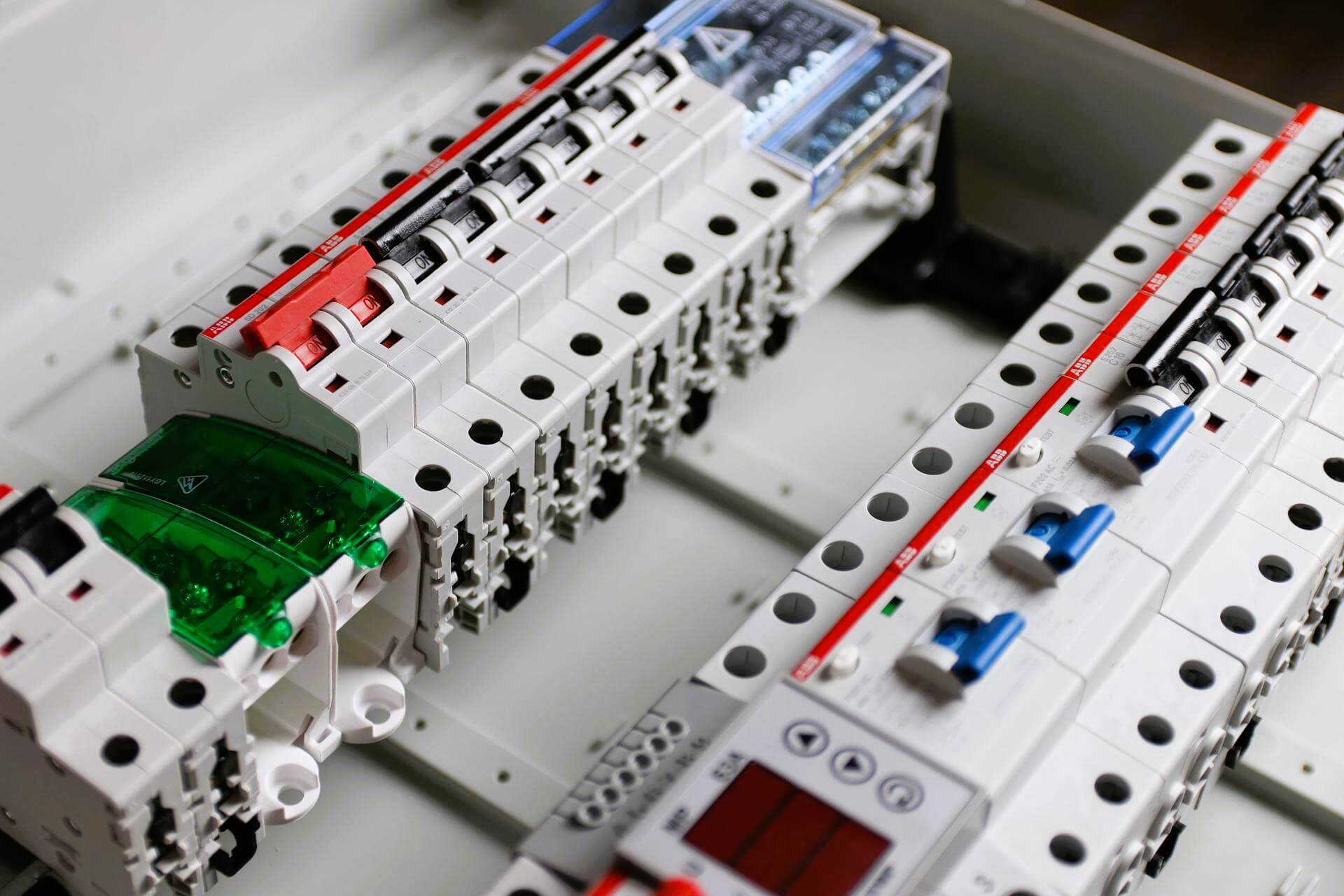 Difference Between Isolator and Circuit Breaker